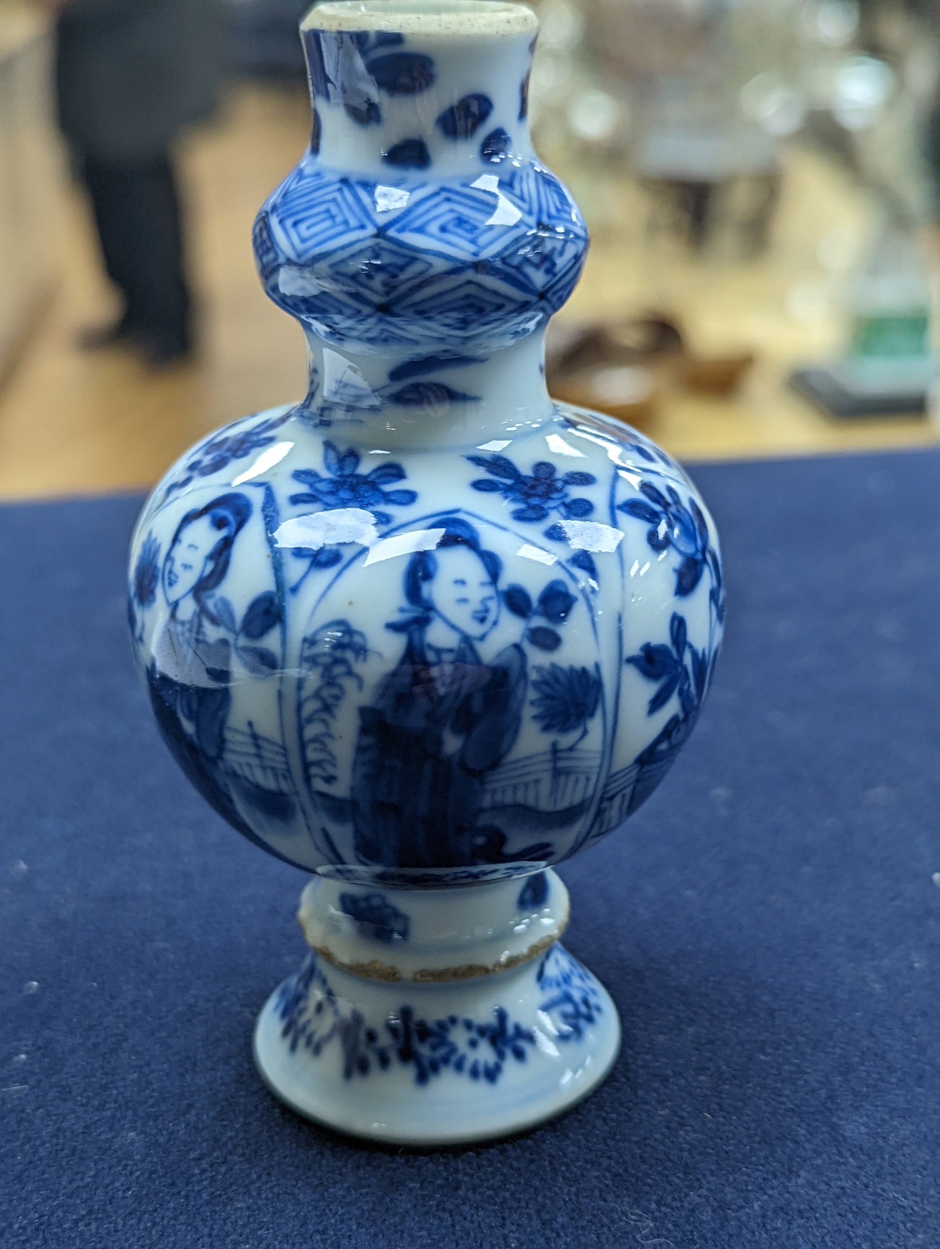A Chinese Kangxi blue and white garlic neck vase, rim reduced 11cm